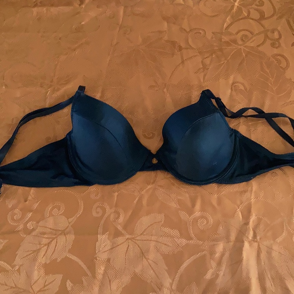 Jessica Simpson bra